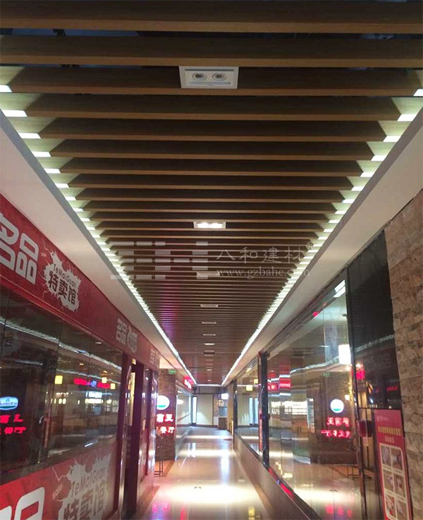 【黃埔時(shí)代美食城】仿木紋鋁方通吊頂裝飾完畢-八和建材 【黃埔時(shí)代美食城】仿木紋鋁方通吊頂裝飾完畢-八和建材